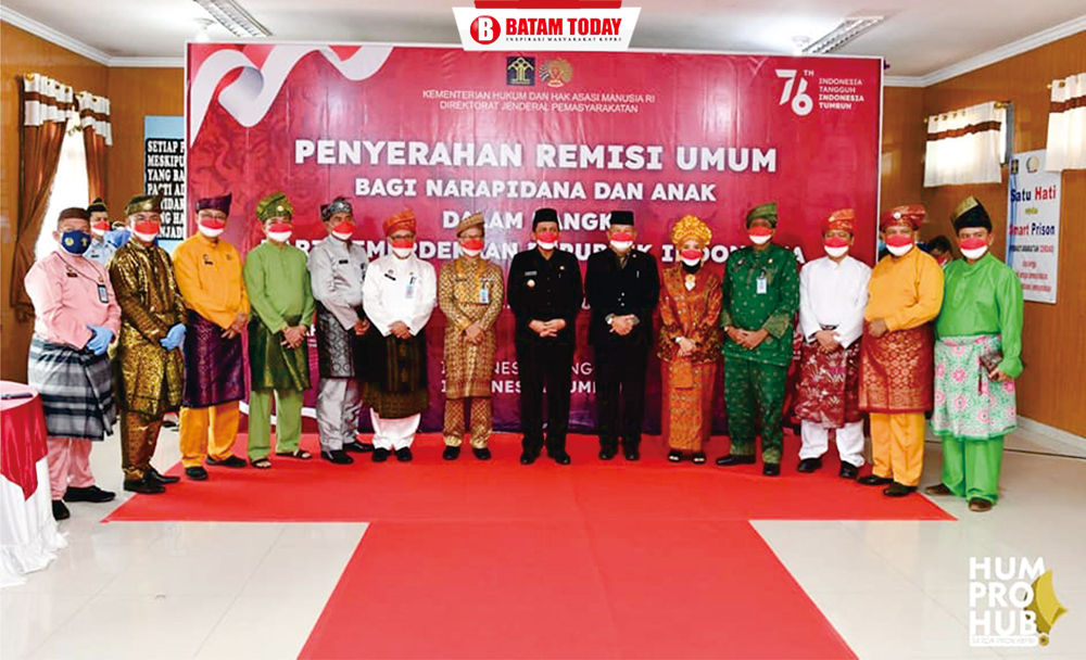 Gubernur Kepri, H. Ansar Ahmad foto bersama saat acara penyerahan remisi umum bagi warga binaan se-Kepri
